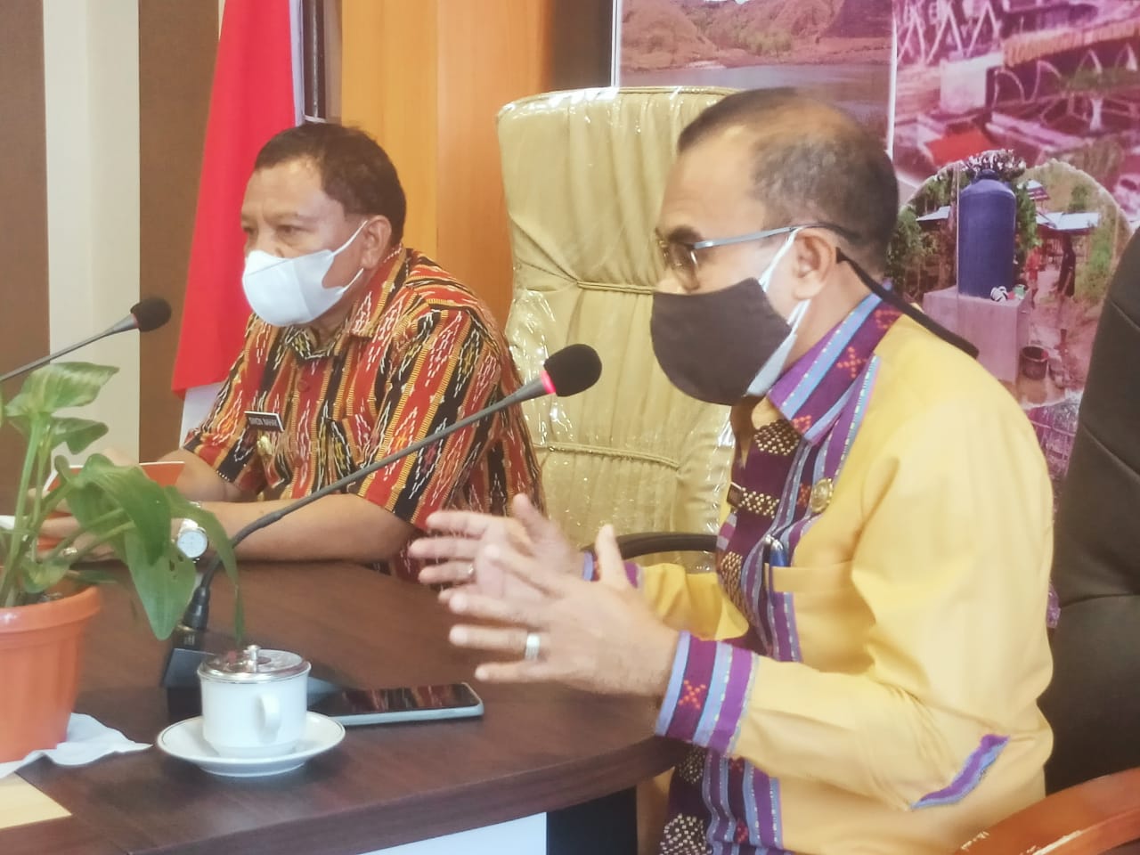 Tampak Kadis PUPR Prov. NTT, Maxi Nenabu Sedang Memberikan Tanggapannya Kepada Bupati Malaka, Dr. Simon Nahak, Saat Bersilaturahmi ke Dinas PUPR Prov.