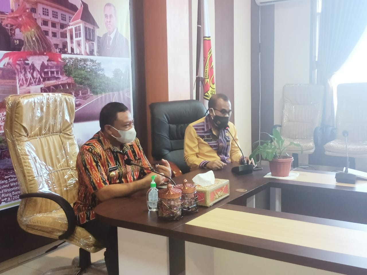 Bupati Malaka, Dr. Simon Nahak, S.H., M.H., Bersama Kadis PUPR, Ir. Maxi Nenabu, ST, Saat Sedang Berdiskusi Di Ruang Kerjanya.