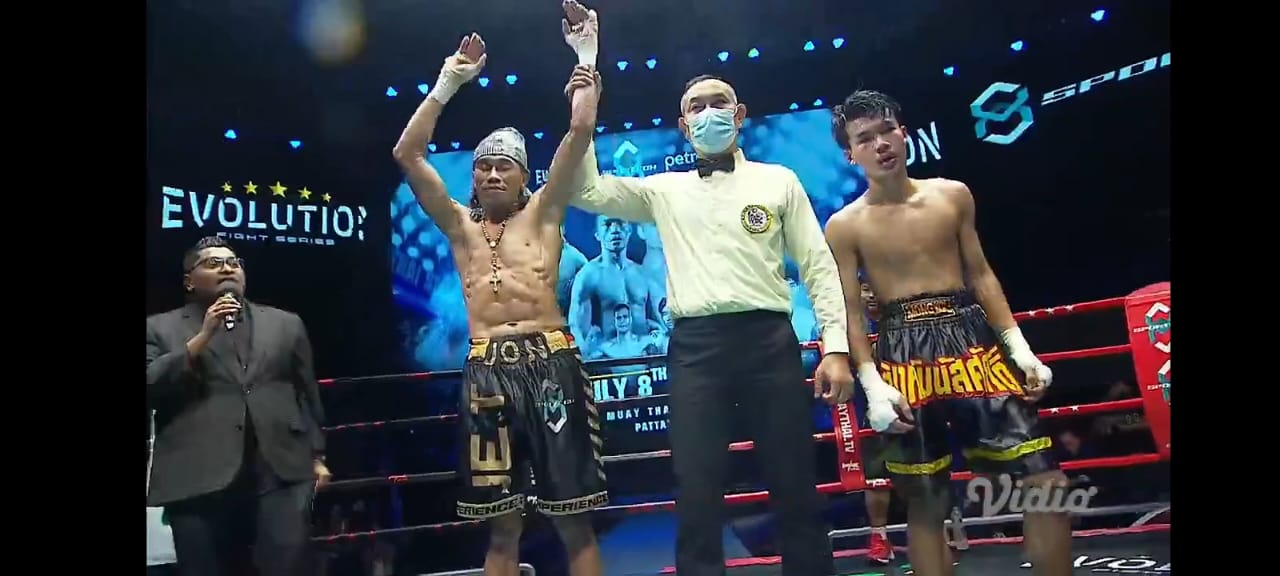Jon Jon Jet usai menang unanonimous decision atas petinju Thailand, Eaim Surat Ong dalam pertandingan enam ronde kelas bantam super di Max Muaythai, Pattaya, Thailand, Jumat (08/07/2022).