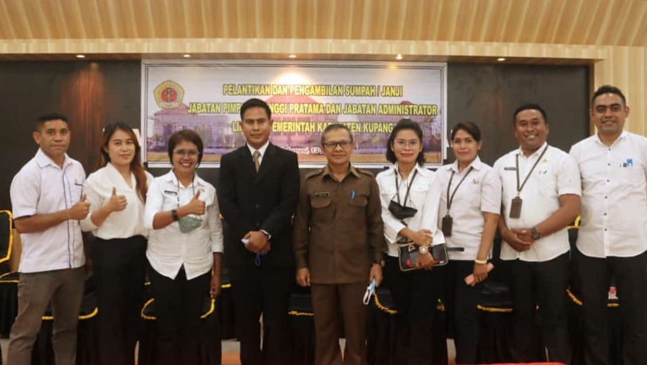 Benediktus M. Selan, S.I.Kom, M.Si (tengah/memakai jas), pose bersama staf Prokopim Setda Kabupaten Kupang, usai dilantik sebagai Kabag Prokopim Setda Kabupaten Kupang.
