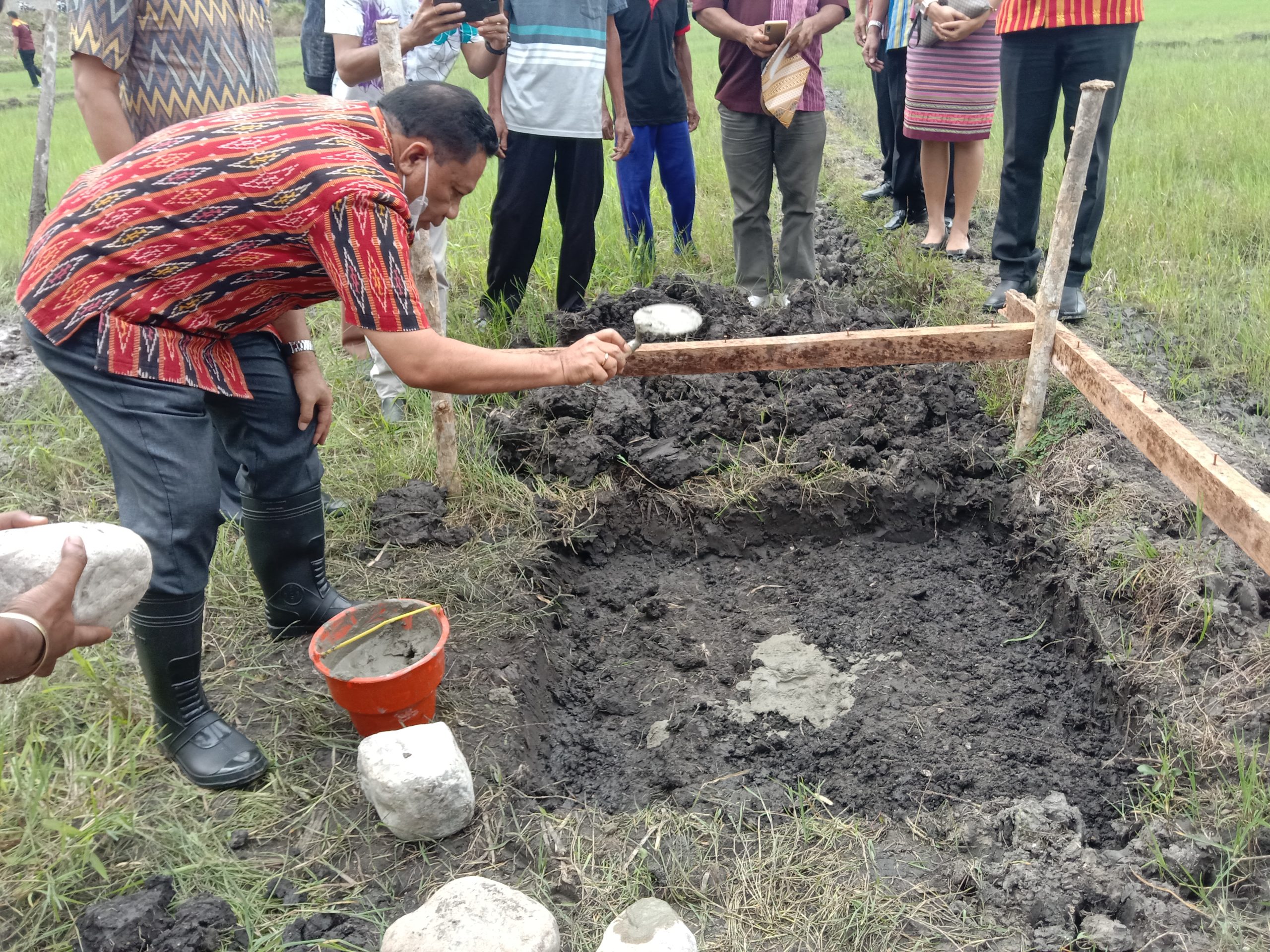 Bupati Malaka, Dr.Simon Nahak, SH.MH, sedang melakukan Peletakan Batu Pertama pembangunan RMU dan mesin pengering padi di Desa Tubaki, Kecataman Malaka Tengah, Kabupaten Malaka. Foto: Sipri Klau/JN