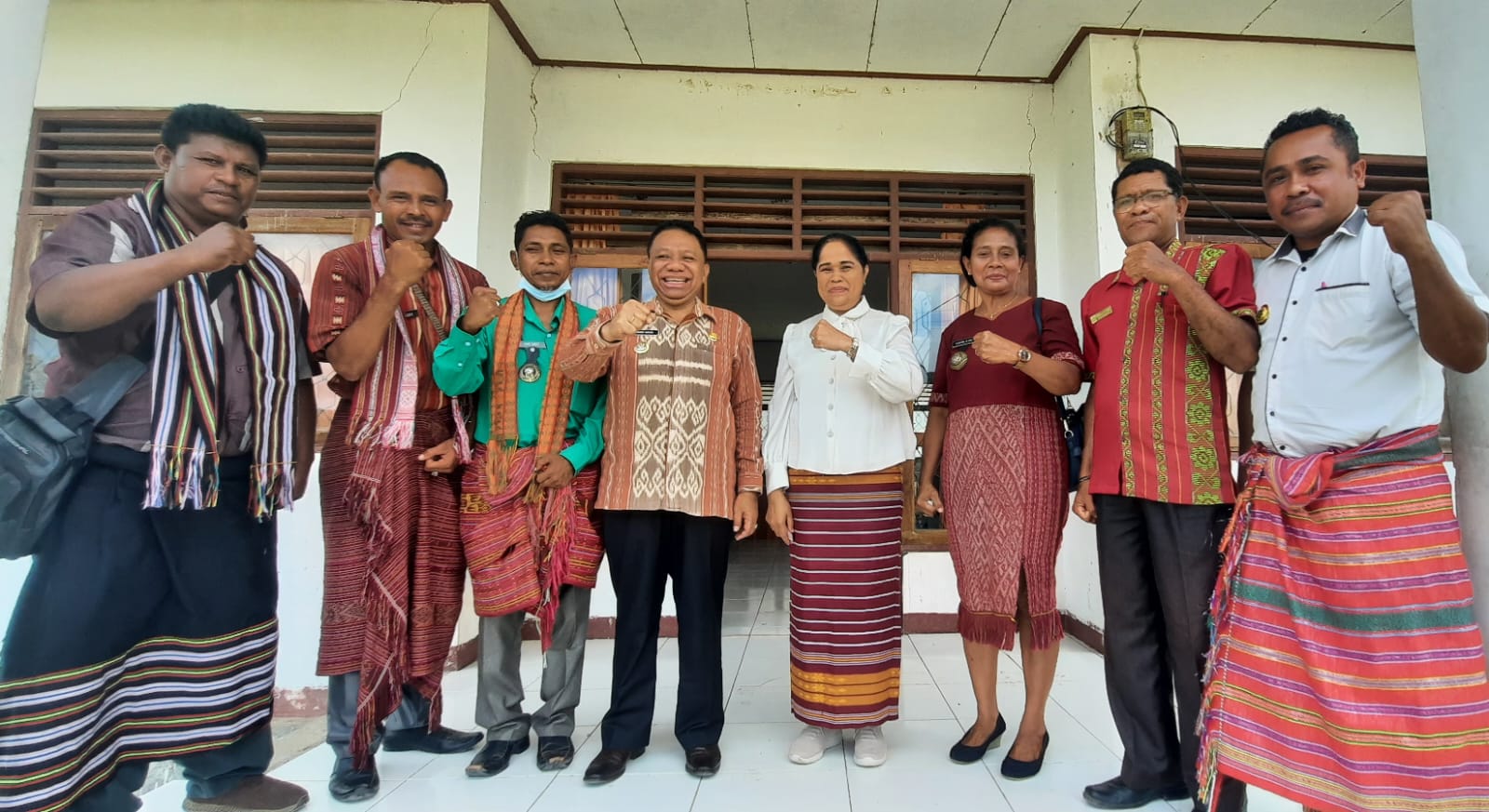 Bupati Malaka, Dr.Simon Nahak, SH.MH (tengah) bersama Ketua PKK Kabupaten Malaka, drg.Maria M. Nahak, M.Biomed pose bersama para Camat dan Kepala Desa di Kecamatan Malaka Timur. Foto: Hery Klau/Kominfo.