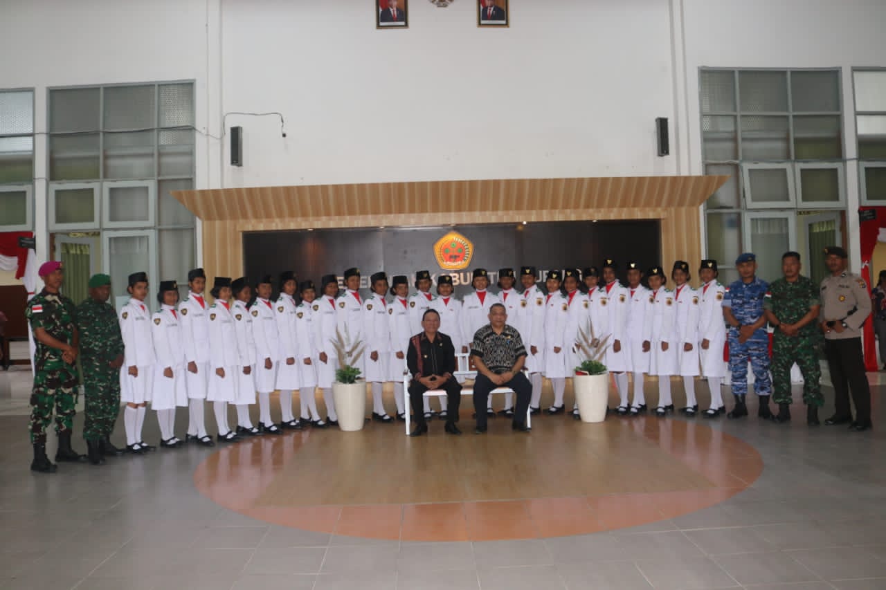 Bupati Kupang, Korinus Masneno, pose bersama pelatih dan anggota Paskibra Tingkat Kabupaten Kupang, Kamis (10/08/2022). Foto : John Humau/Prokopim Setda Kab Kupang. 