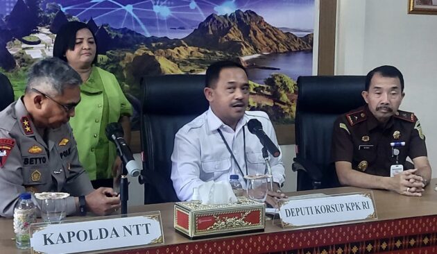 Deputi Bidang Koordinasi dan Supervisi KPK, Irjen Didik Agung Widjanarko saat konferensi pers di Polda NTT, Kamis (08/09/2022) siang.