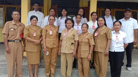 Kepala Sekolah SDN Naibonat, Mariana A.Bengkiuk, S.Pd.SD (kedua/kiri), pose bersama staf guru usai rapat persiapan Deklarasi Sekolah Ramah Anak, Senin (05/09/2022). Foto : Sipri Klau/JN