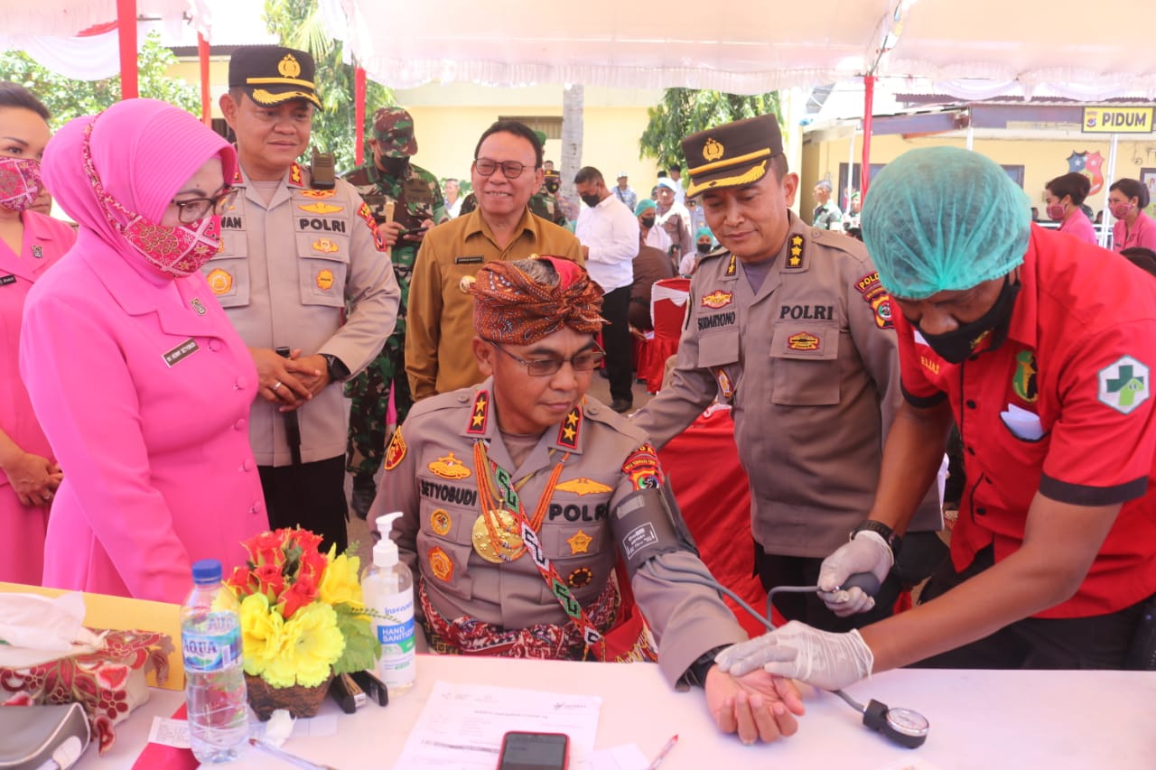 Kapolda NTT, Irjen Pol, Drs, Setyo Budiyanto, SH.MH (duduk/depan) bersama Ketua Bhayangkari Daerah NTT, Ny.Henny Setyobudi (kiri) dan  Kapolres Kupang, AKBP, FX Irwan Arianto serta Bupati Kupang, Drs, Korinus Masneno saat mengunjungi Gerai Vaksin Presisi Polres Kupang. Foto : Prokopim Kabupaten Kupang. 