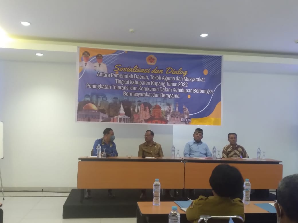 Sekda Kabupaten Kupang, Ir. Obet Laha (kedua/kiri) saat membuka kegiatan Sosialisasi dan Dialog Kerukunan Lintas Agama Kabupaten Kupang, Senin (03/10/2022),l di Hotel Amaris Kota Kupang.  Foto : Prokopim Kabupaten Kipang. 