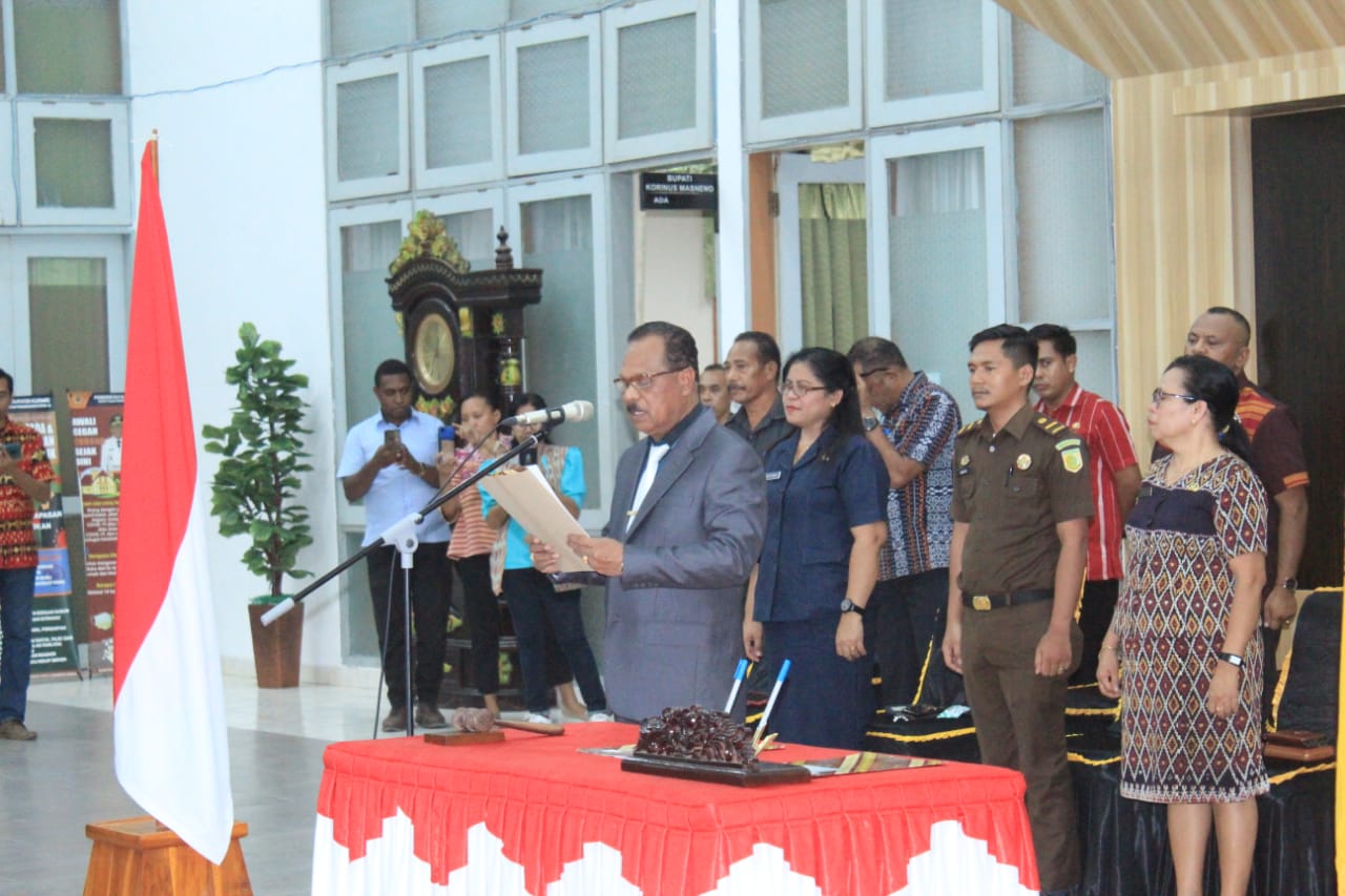 Sekda Kabupaten Kupang, Obet Laha sedang mengambil sumpah para pejabat pengawas yang dilantik. Foto : Prokopim Setda Kabupaten Kupang.