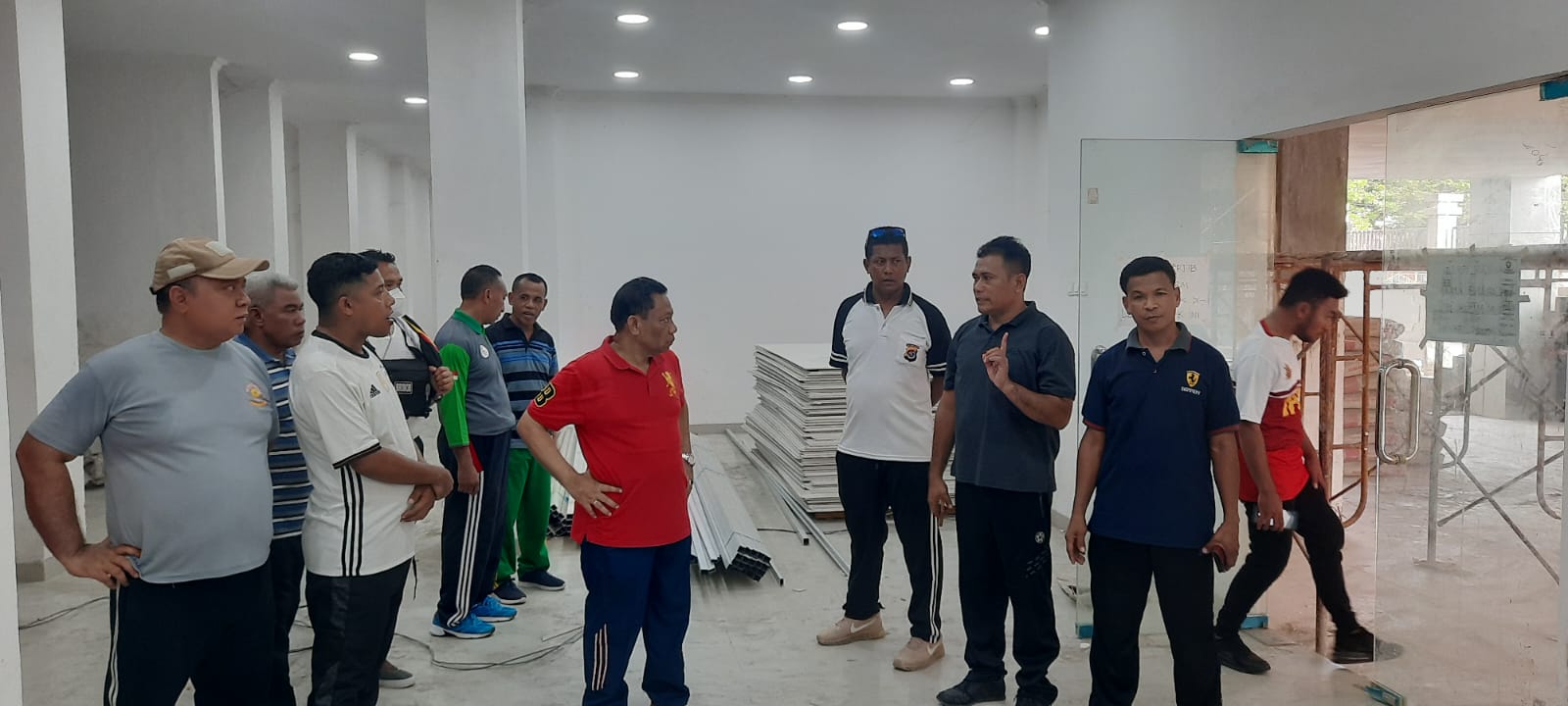 Bupati Malaka, Dr.Simon Nahak, SH.MH didampingi Sekda Malaka Ferdinan Un Muti, para Asisten dan Pimpinan Perangkat Daerah menaiki tangga lantai tiga gedung DPRD Malaka. Foto: HK/Kominfo.