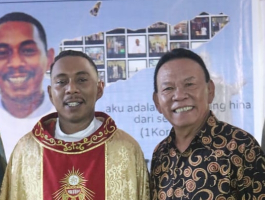 Bupati Kupang, Drs, Korinus Masneno bersama RD. Alan Da Costa Soares Dosantos. Foto : Prokopim Kab Kupang.