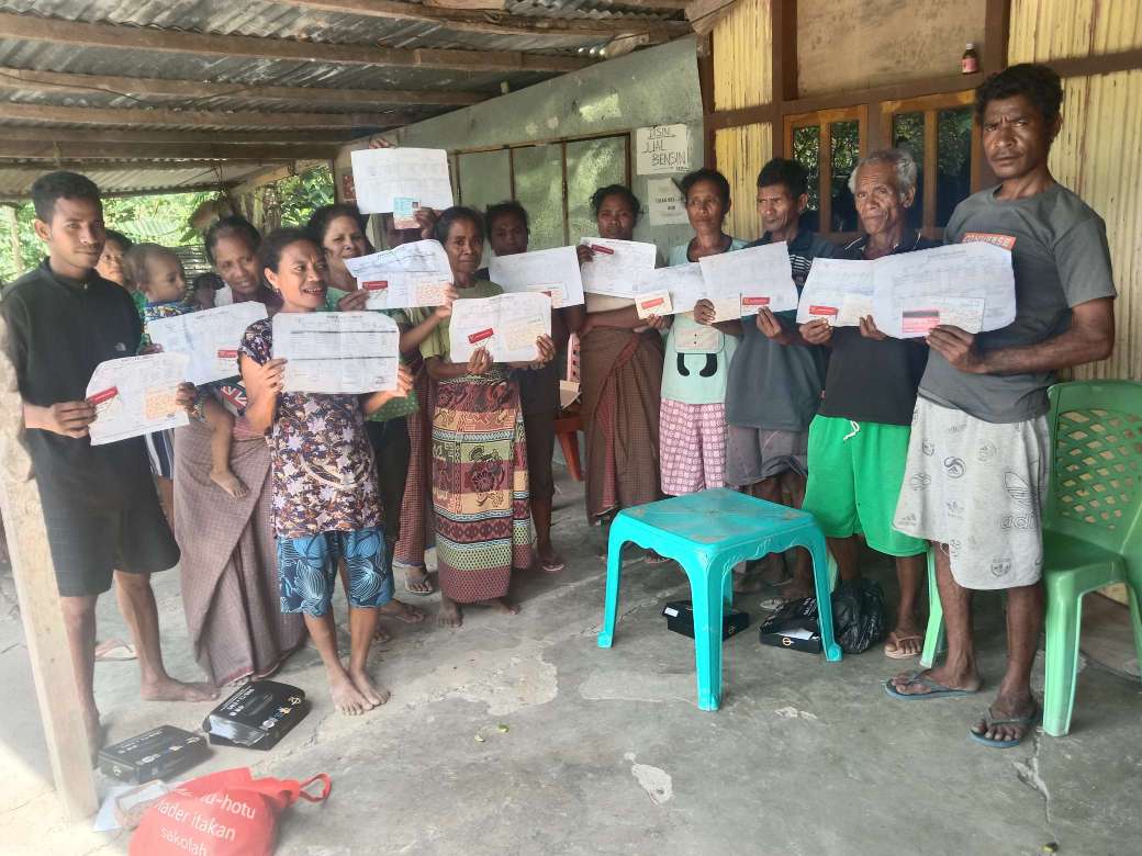 Masyarakat Desa Nanebot yang sudah dua tahun tidak menerima dana PKH sedang menunjukkan Kartu Keluarga Sejahtera (KKS), Kartu Keluarga (KK), Kartu Anjungan Tunai Mandiri (ATM) dan KTP. Foto: Sipri Klau/JN.