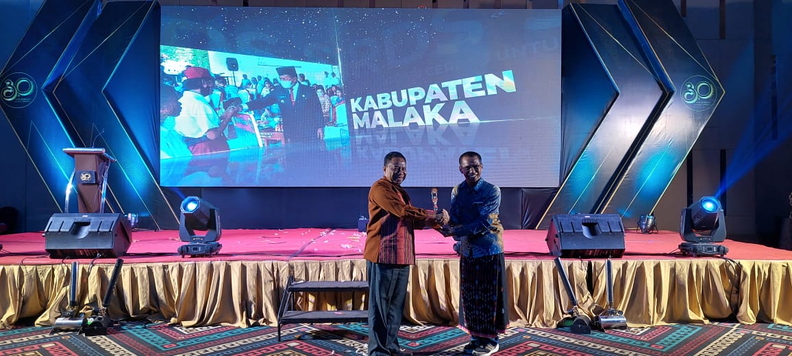 Bupati Malaka, Dr. Simon Nahak, SH, MH saat menerima trophy penghargaan Pos Kupang Awards pada kategori Kartu Malaka Cerdas, di Aston Hotel Kupang, Senin, 5 desember 2022. Foto : HK/Kominfo.
