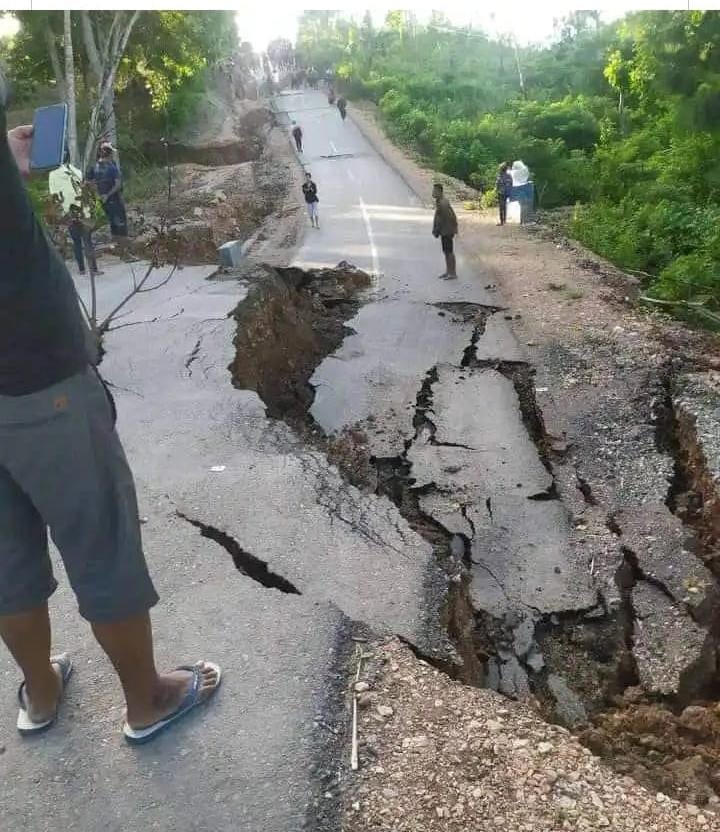 Inilah kondisi jalan utama yang putus total di Oinlasi, Kabupaten TTS.  Foto : David Naisali 