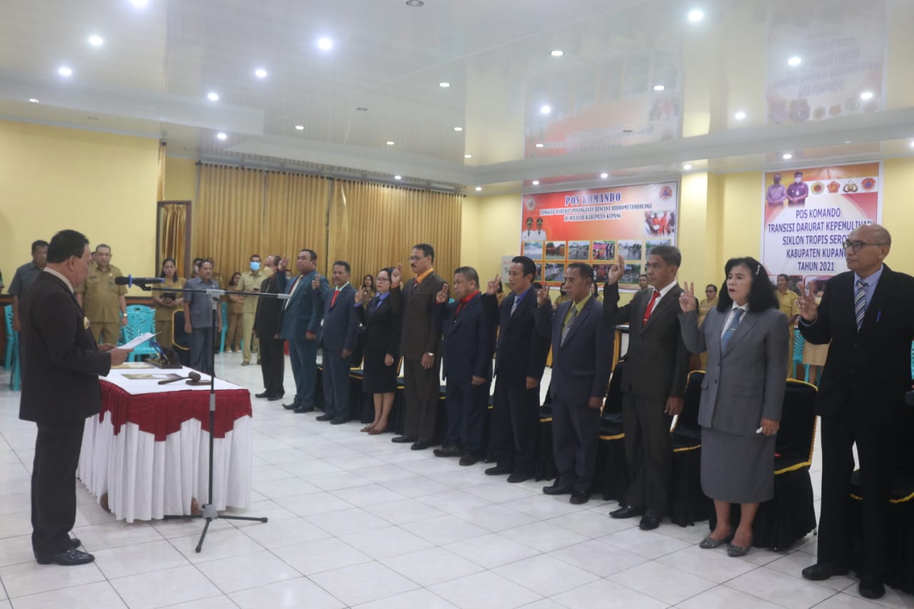 Bupati Kupang, Korinus Masneno, sedang mengambil sumpah/janji 10 Pejabat Tinggi Pratama lingkup Kabupaten Kupang, Selasa (24/01/2023). Foto: JH/Prokopim
