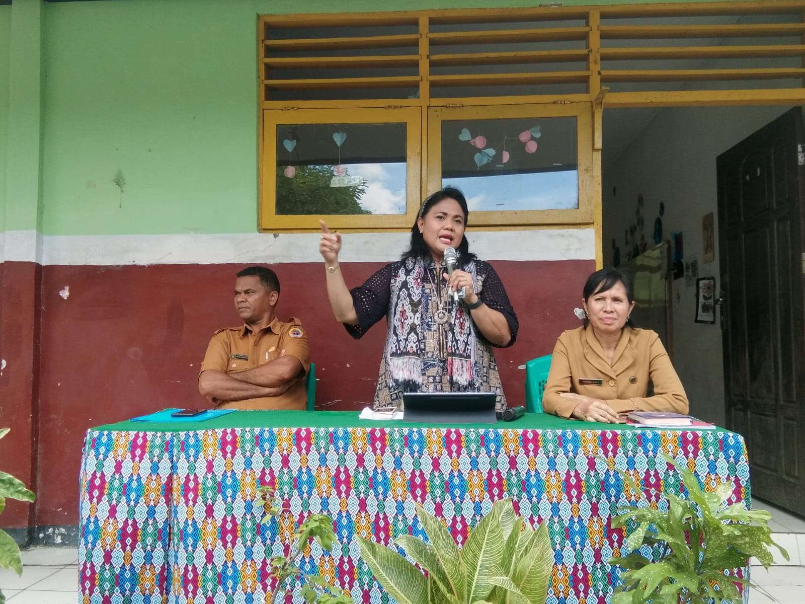 Anggota Fraksi Partai Demokrat DPR RI, Anita Jacoba Gah, SE, saat menjaring aspirasi terkait persoalan dana PIP dan nasib guru honorer. Anita  didampingi Kepala Sekolah SD Inpres Lili, Juliana Haba. Foto: him/ind. 