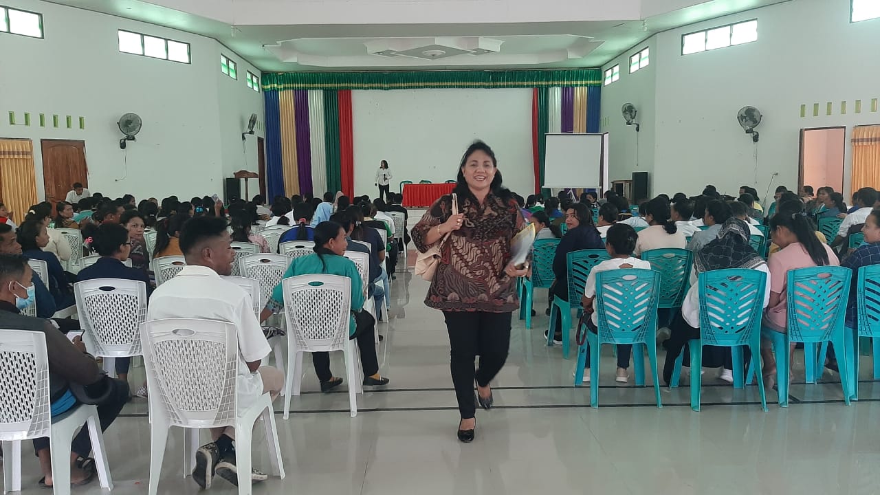 Anggota Fraksi Partai Demokrat DPR RI, Anita Jacoba Gah, SE, melangkah keluar dari Aula Gereja Elim Naibonat, usai melakukan audiens dengan ratusan tenaga honorer yang lolos passing grade P3K. Foto: JM/ind.