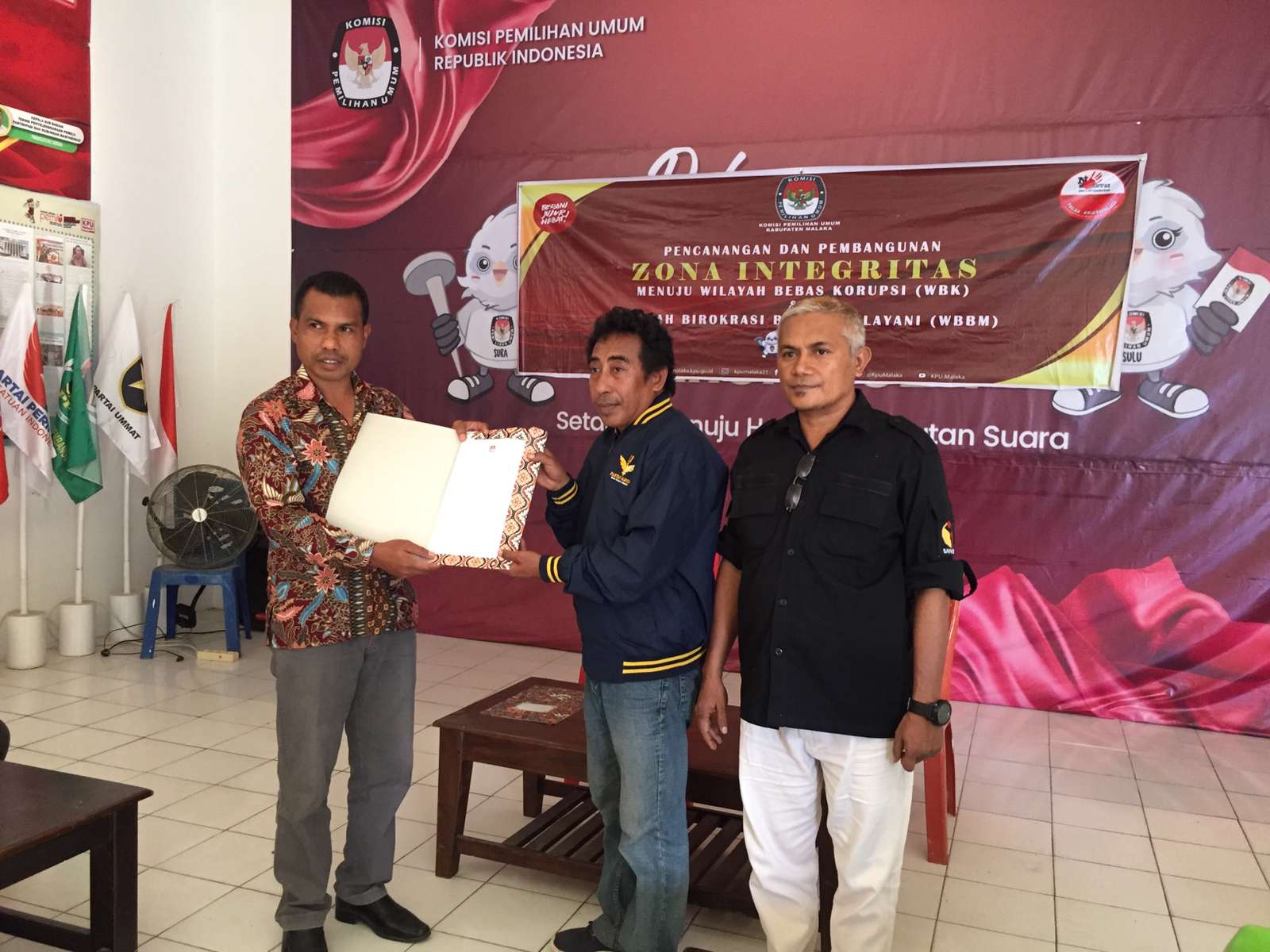 Ketua DPC Partai Garuda Kabupaten Malaka, Maksimus Luis Bria (tengah) sedang menyerahkan dokumen pendaftaran 25 Caleg Partai Garuda kepada Plt. Ketua KPU Malaka, Minggu (14/05/2023). Foto: Istimewa 