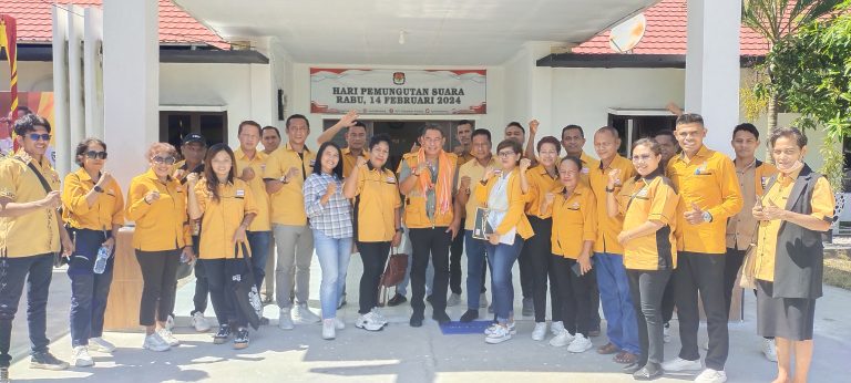 Ketua DPC Partai Hanura Kabupaten Kupang, beserta pengurus dan Bacaleg pose bersama usai mendaftar sebagai peserta Pemilu legislatif. 