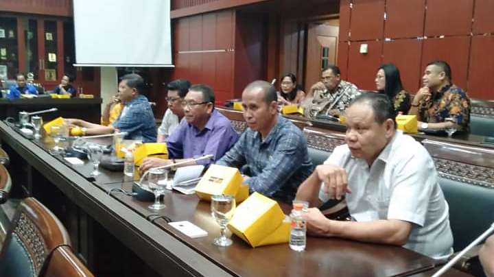 Ketua Komisi A DPRD Kabupaten Kupang, Ayub Tip (tengah) sedang dalam sidang paripurna DPRD Kabupaten Kupang. Foto : istimewa. 