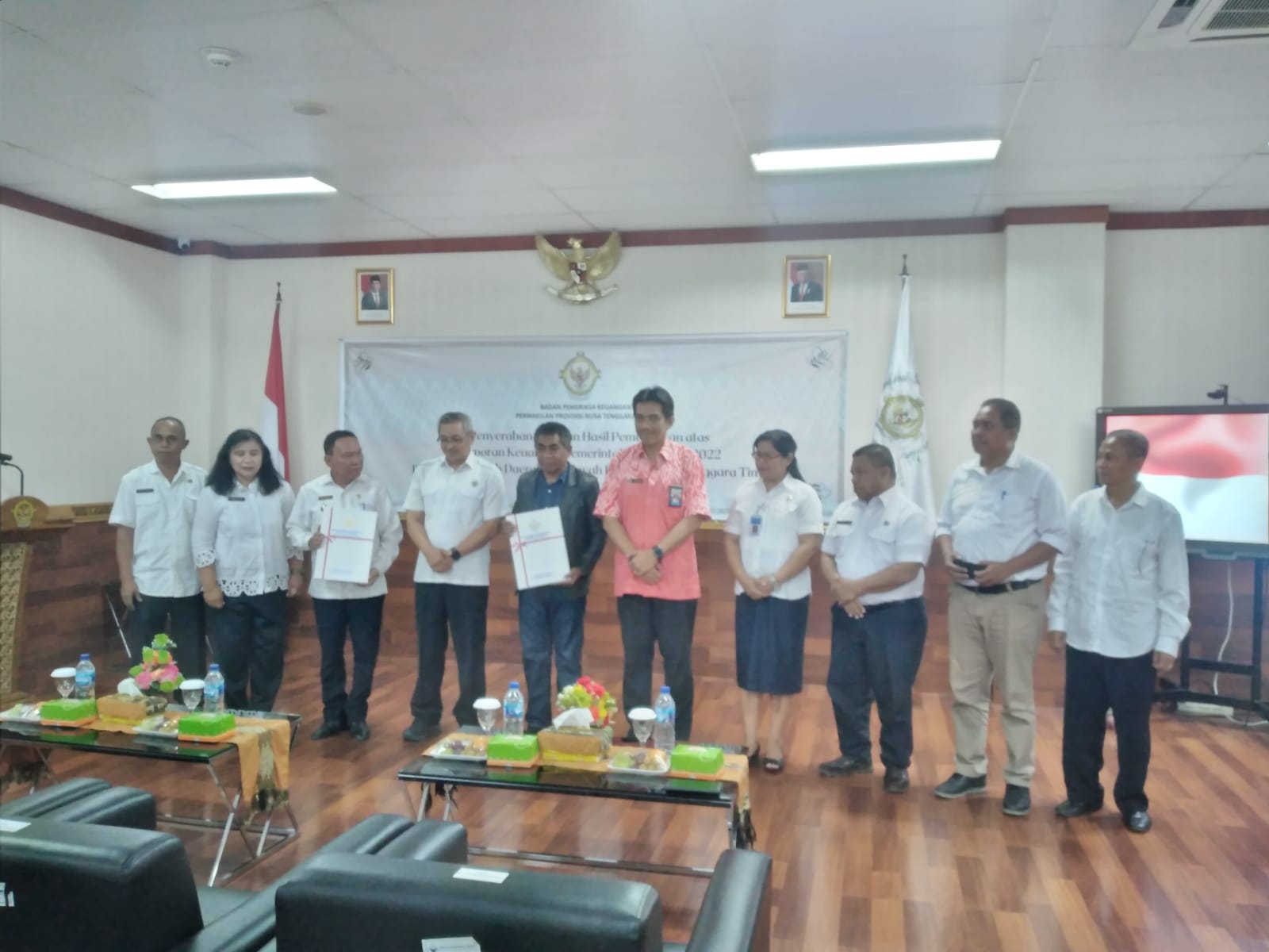 Bupati Kupang, Korinus Masneno (ketiga kiri) menerima opini WTP dari Kepala BPK Perwakilan Provinsi NTT Slamet Riyadi. Foto: Prokopim 