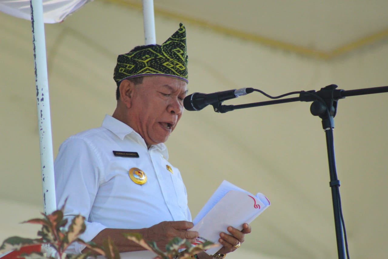 Bupati Kupang, Korinus Masneno sedang memberikan sambutannya pada upacara peringatan Harlah Pancasila 1 Juni 2023 di Oelamasi. Foto : Prokopim