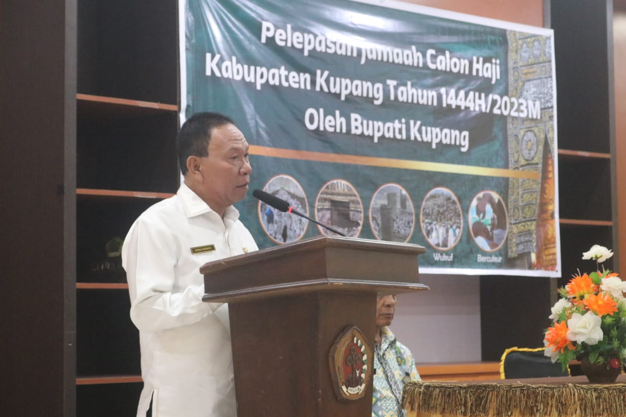 Bupati Kupang, Korinus Masneno sedang memberikan sambutan pada acara pelepasan 12 Jamaah Haji asal Kabupaten Kupang untuk menunaikan ibadah di Tanah Suci. Foto : Prokopim