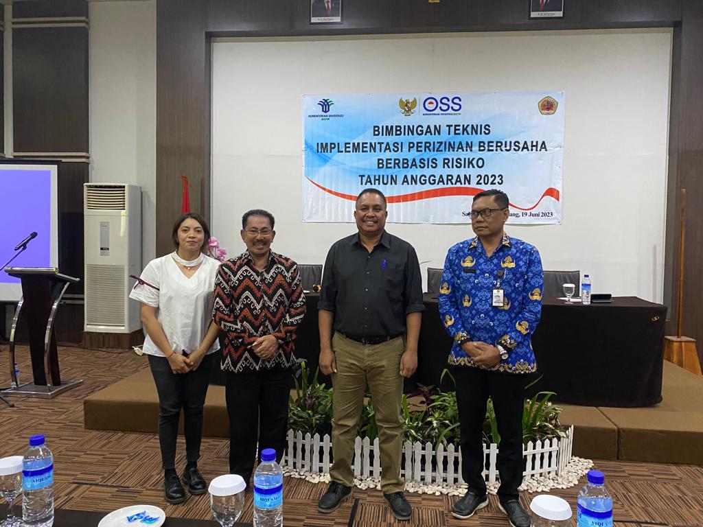 Kepala Dinas DPMPTSP Kabupaten Kupang, Guntur Subu Taopan (kedua kanan) bersama para pemateri kegiatan Bimtek Implementasi Perizinan Berusaha Berbasis Risiko. Foto: istimewa. 