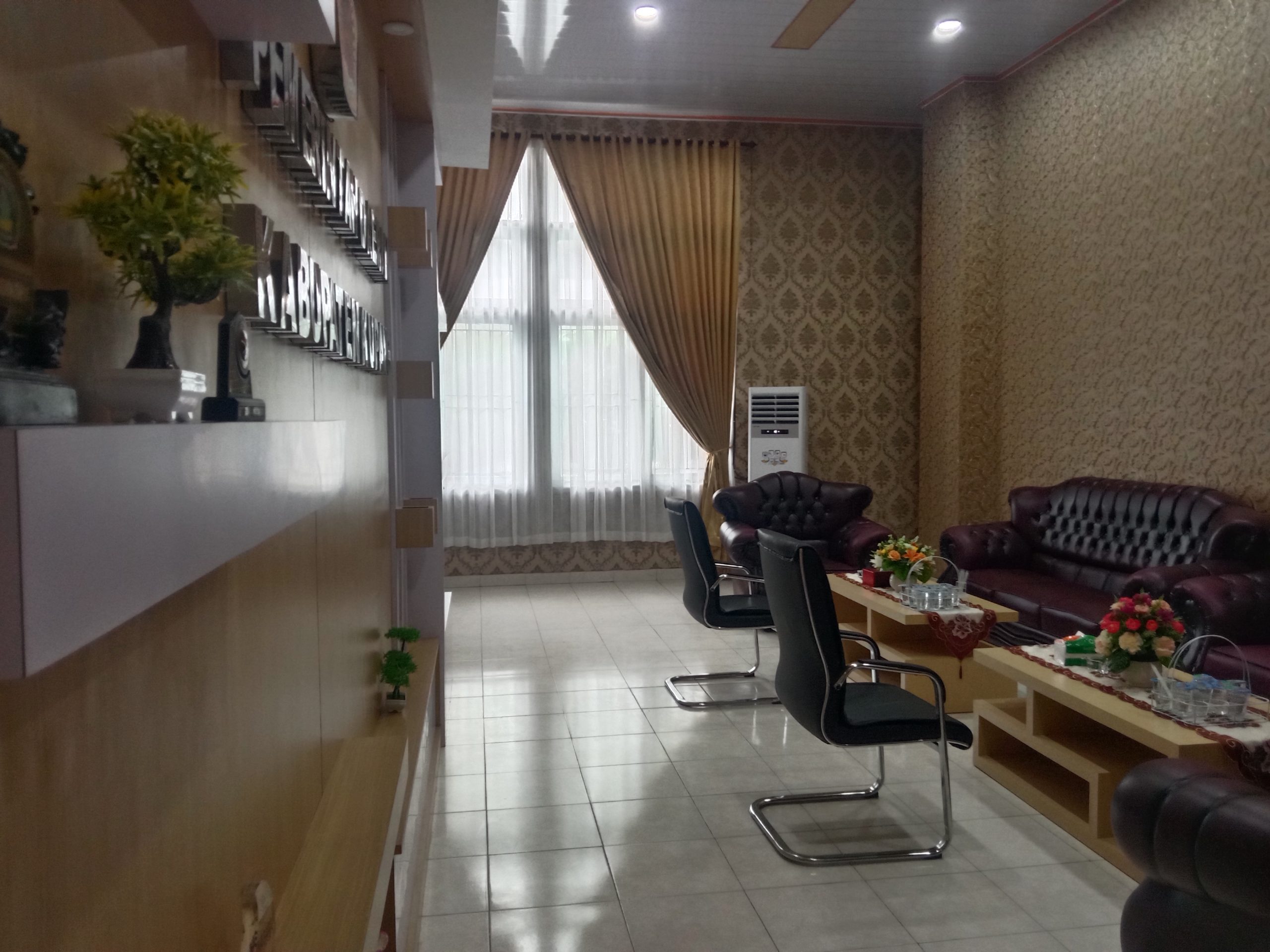Inilah ruangan tamu di ruangan kerja Kabag Umum Setda Kabupaten Kupang, John Sula. Foto : SK/JN. 