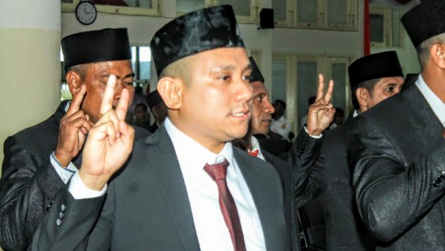 Saktiko Masneno sedang mengangkat sumpah sebagai anggota DPRD Kabupaten Kupang pada momentum pelantikan Anggota DPRD Kabupaten Kupang periode 2019/2024. Saktiko Masneno adalah anggota DPRD periode yakni periode 2014/2019 dan 2019/2024. Foto : istimewa.  