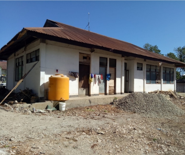 Inilah kondisi aset bekas gedung BLHD Kabupaten Kupang sebelum dirobohkan. Saat ini gedung yang merupakan aset Pemerintah Kabupaten Kupang ini sudah  rata tanah. Foto: SK/JN

