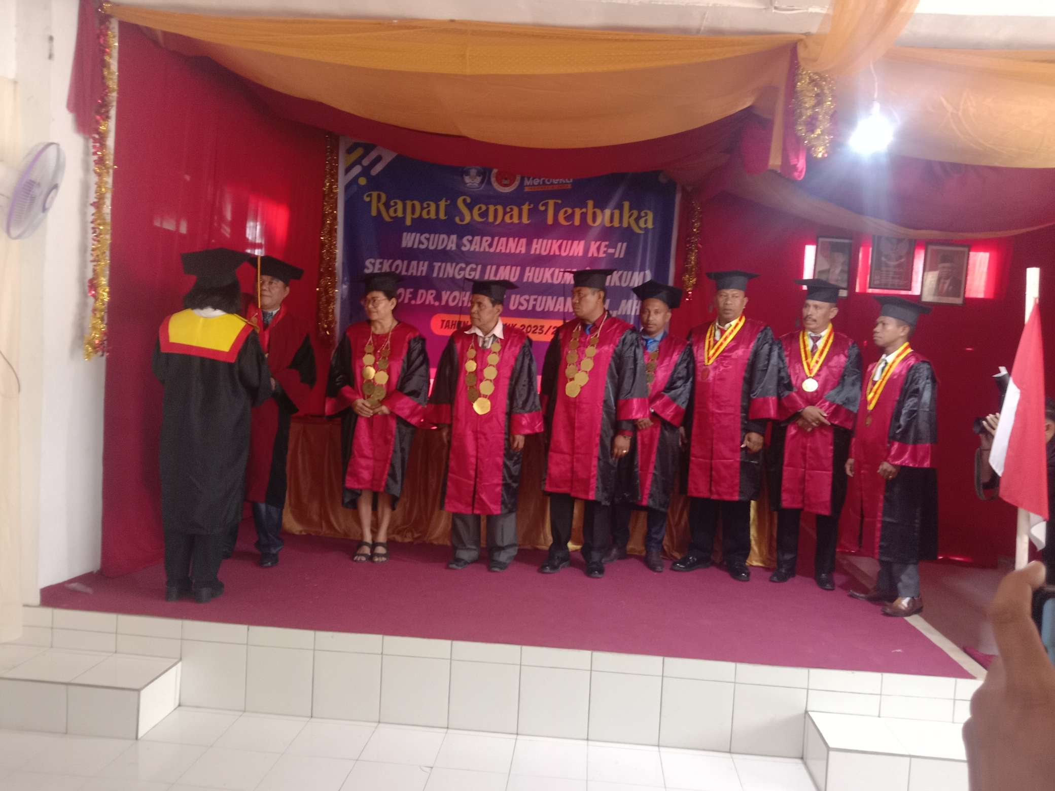 Prof.Dr.Yohanes Usfunan, SH.MH sedang memindahkan kucir salah satu wisudawati. Foto:JN/SK