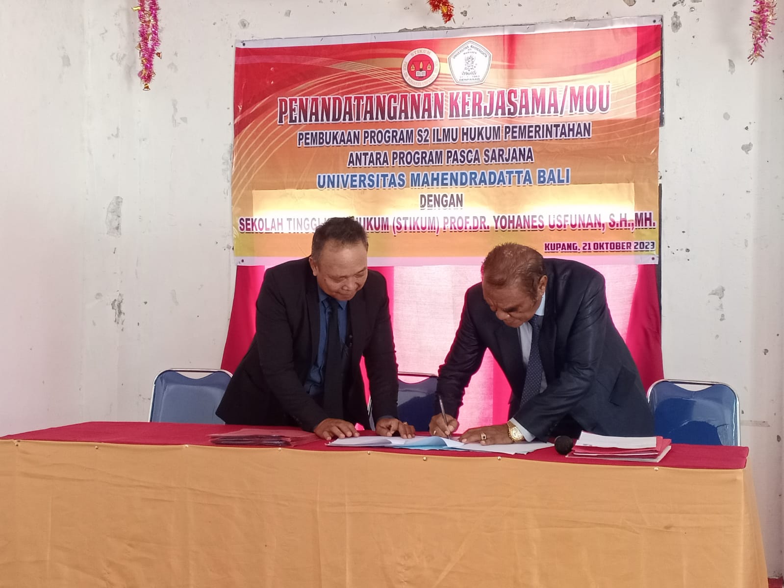Direktur STIKUM, Prof. Dr. Yohanes Usfunan, S.H.,M.H, dan perwakilan Yayasan Universitas Mahendradatta yakni Dr. Erikson Sihotang, S.H.,M.Hum selaku Ketua Program Studi Magister Hukum Pemerintahan saat menandatangani Memorandum of Understanding (MoU).