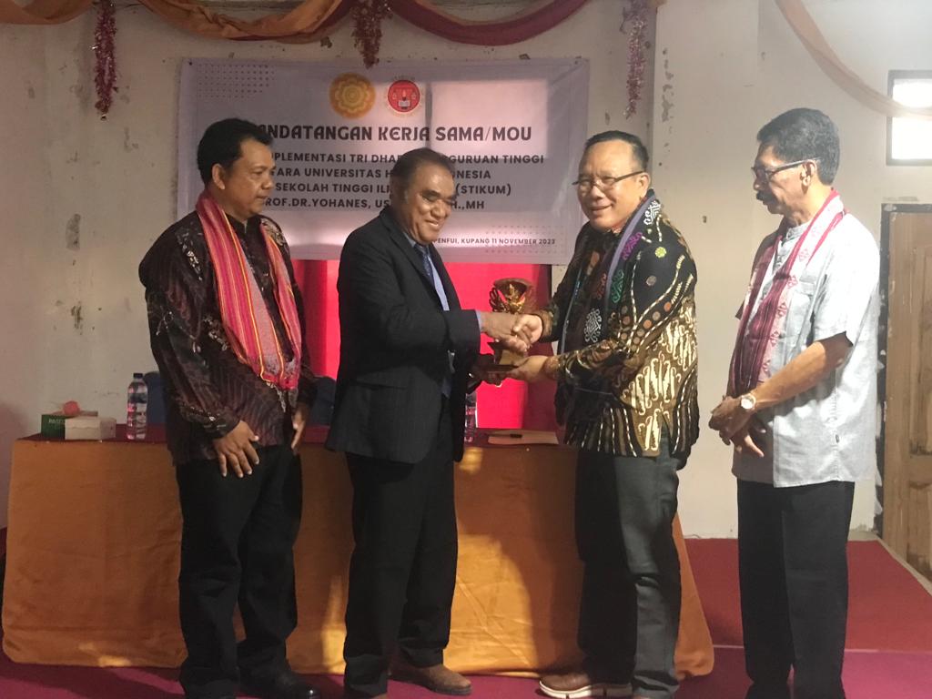 Direktur STIKUM, Prof Dr.Yohanes Usfunan, SH.MH (kiri) dan Rektor UNHI, Prof.Dr.drh.I Made Damriyasa, MS sedang memegang dokumen MoU yang telah ditandatangani. Foto : istimewa. 