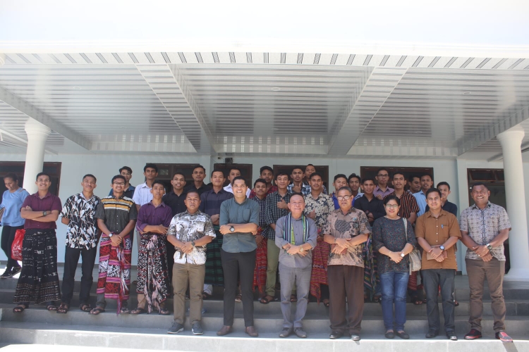 Bupati Kupang pose bersama para Imam dan Frater di Seminari Claret Kupang.  Foto : Prokopim