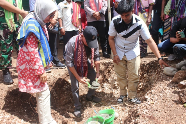 Bupati Kupang, Korinus Masneno, sedang melakukan Peletakkan Batu Pertama Pembangunan.SPAM di kawasan pemukiman warga eks Timor-Timur. Foto l: Prokopim Kabupaten Kupang. 