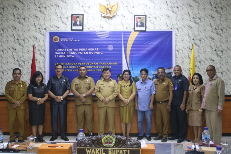 Wakil Bupati Kupang, Jerry Manafe pose bersama para Asisten Setda dan pimpinan OPD Kabupaten Kupang. Foto : Prokopim