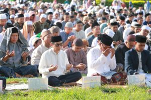 Pj. Gubernur NTT, Ayodhia Kalake Melaksanakan Sholat Idul Fitri 1 Syawal 1445 H/2024 M di Alun-alun Rujab Gubernur NTT