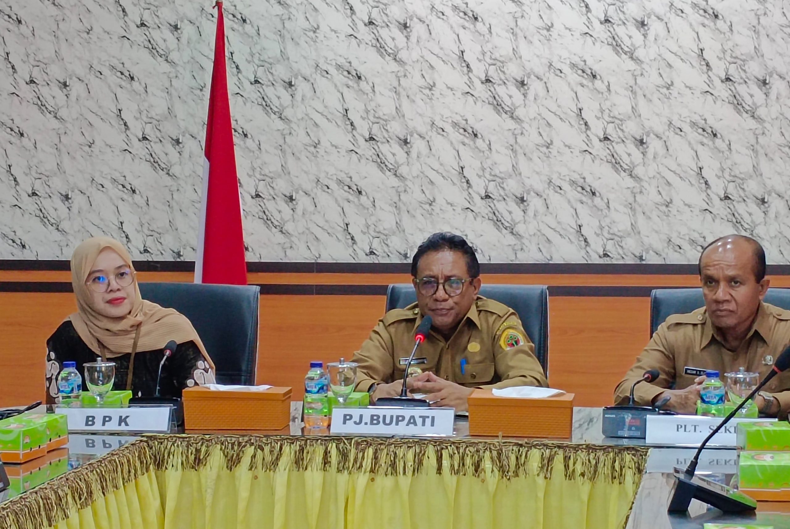 Pj Bupati Kupang, Alexon Lumba (tengah) saat memberikan arahan kepada pimpinan OPD di Oelamasi. Foto: Prokopim
