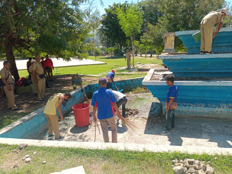 George Hadjoh, Kadispora NTT Pimpin Langsung Pembersihan Sampah di Taman GOR Flobamora