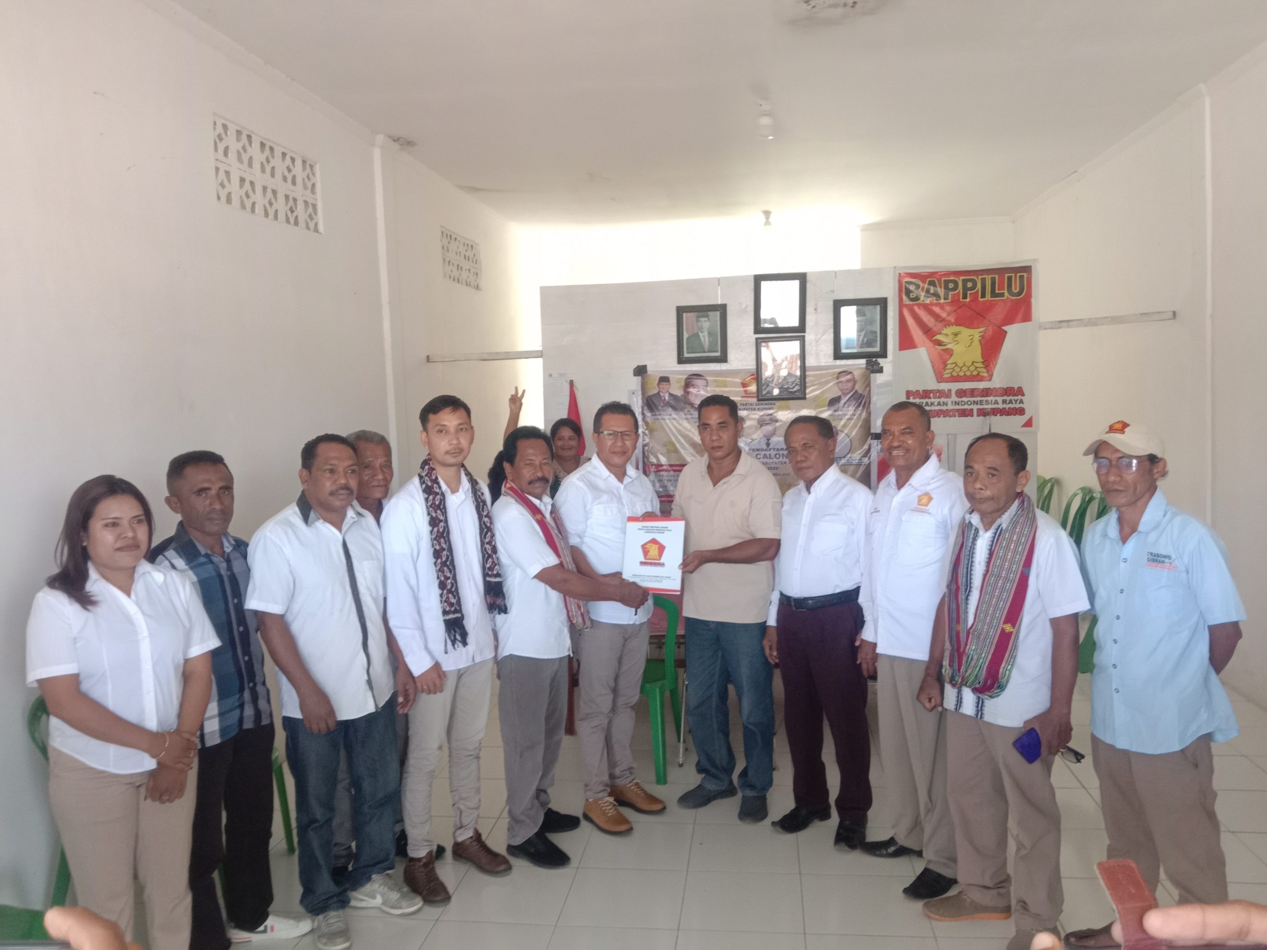 Bakal Calon Bupati Kupang, Yosef Lede, menyerahkan dokumen pendaftaran sebagai bakal calon bupati Kupang kepada pengurus DPC Partai Gerindra, Kabupaten Kupang. Foto: SK/JN