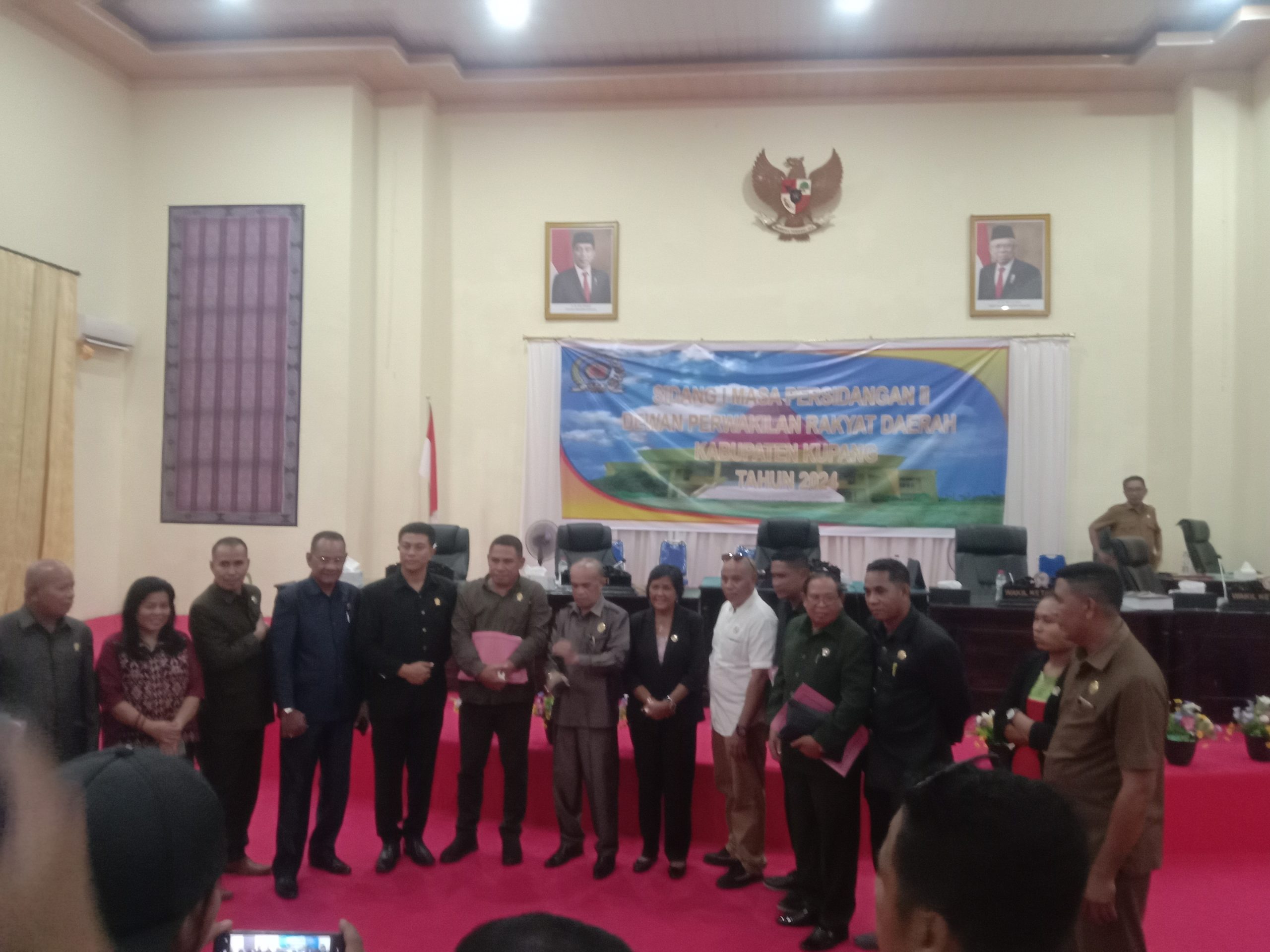 Ketua DPRD Kabupaten Kupang, Daniel Taimenas didampingi Wakil Ketua I DPRD Kabupaten Kupang, Sofie De Haan pose bersama Ketua Pansus Habel Mbate, Wakil Ketua Pansus Anton Natun dan anggota Pansus. Foto : SK/JN