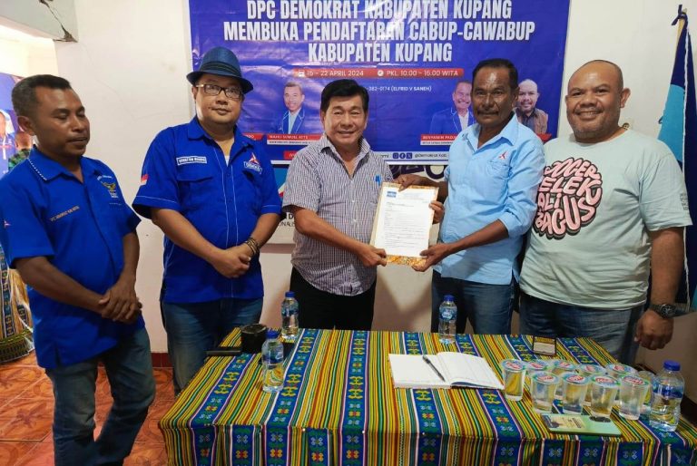 Bakal calon bupati Kupang, Jerry Manafe, SH.,MTh (tengah) didampingi Ketua DPC Partai Demokrat Kabupaten Kupang, Winston Rondo, Sekretaris DPC Partai Demokrat Kabupaten Kupang, Mahli Ate, Ketua Satgas DPC Partai Demokrat Kabupaten Kupang, Paji Mamo dan Sekretaris Satgas, Elfrid Saneh. 