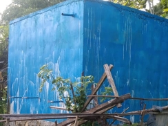 Inilah bak penampung air yang dibangun oleh Kepala Desa Weain, Egidius Nakak disamping rumahnya. Air dari bak penampung air ini tidak dialirkan kepada masyarakat tetapi diduga digunakan sendiri oleh Kades Egi dan keluarganya. Bak penampung air tersebut dibangun menggunakan Dana Desa tahun anggaran 2023. Foto : istimewa. 