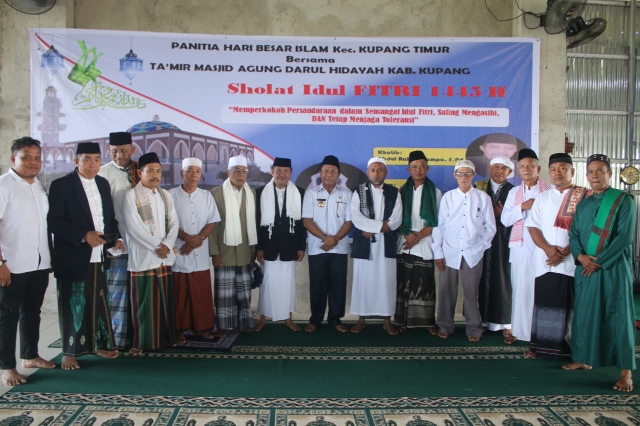 Pj Bupati Kupang, Alexon Lumba, pose bersama para ulama di sela-sela pelaksanaan Sholat Idul Fitri 1445 Hijriah, yang berlangsung di Masjid Agung Darul Hidayah Kabupaten Kupang, berlokasi di Kampung Toleransi Naibonat Kecamatan Kupang Timur, Rabu (10/4/2024) pagi. Foto : Prokopim Kab Kupang. 