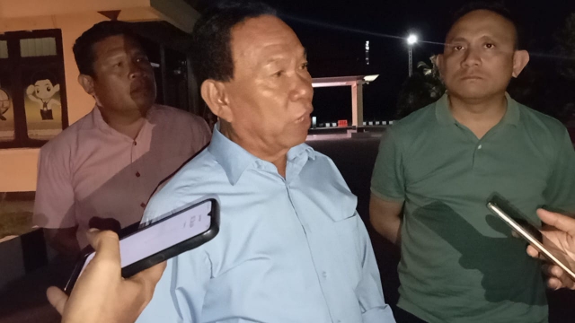 Korinus Masneno, didampingi putranya, Saktico Masneno, sedang memberikan keterangan pers kepada wartawan, usai menjalani pemeriksaan secara maraton di Polres Kupang, Rabu (205/2024). Foto : istimewa. 