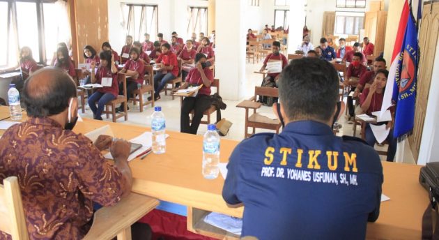 Mahasiswa STIKUM Prof.Dr.Yohanes Usfunan, SH.,MH sedang mengikuti perkuliahan. Foto: istimewa. 