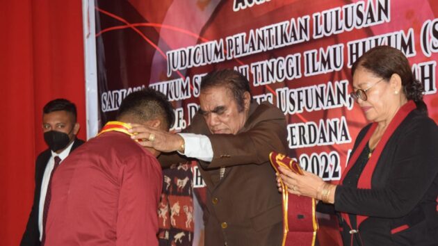 Direktur STIKUM, Prof.Dr.Yohanes Usfunan, SH.,MH didampingi Yudith Bana, SH.,MH selaku Wakil Direktur II STIKUM sedang meyudisium mahasiswa calon sarjana di kampus STIKUM, Jln, Pendidikan Nomor 6 Nasipanaf, Penfui, Kupang. Foto : istimewa. 
