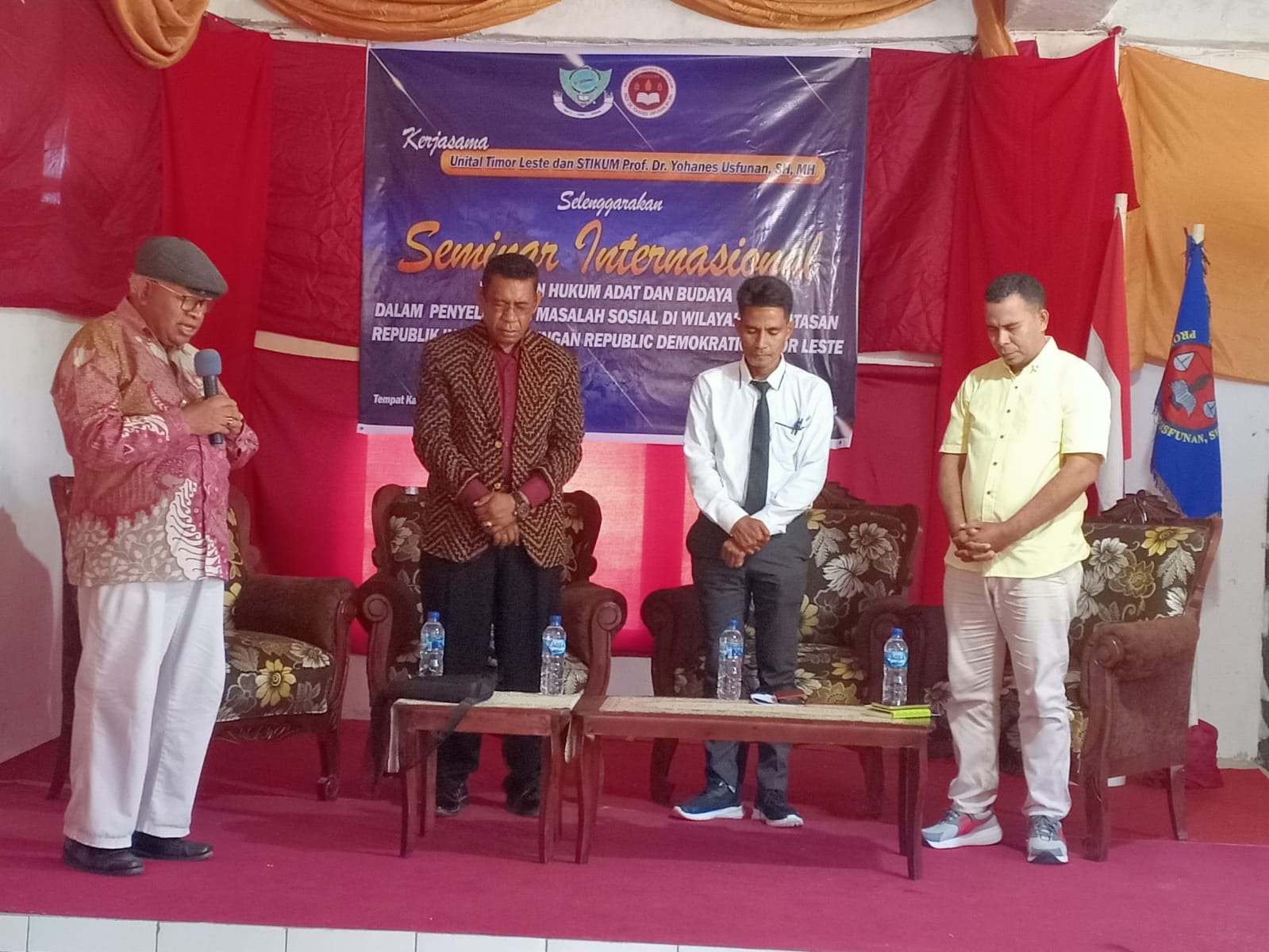 Pater Dr.Gregorous Neonbasu, SVD (bertopi), Ketua Program Studi Hukum STIKUM, Volkes Nanis, SH.,MH, Rektor UNITAL, dr.Joaquim de Jesus Vaz, Lic.,Med.,GB.,PG.Ep.,MF, Sipri Klau, moderator, sedang mengikuti doa penutup seminar internasional bertajuk Peranan Hukum Adat dalam Penyelesaian Masalah Sosial di Perbatasan Republik Indonesia dan Republik Demokratik Timor Leste. Foto: sk/jn
