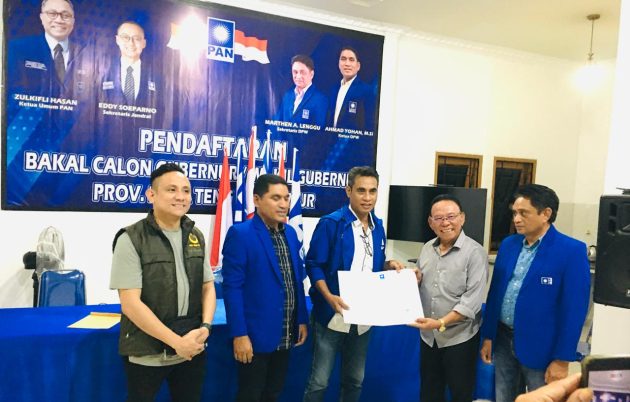 Bakal calon bupati Kupang, Korinus Masneno, sedang menerima surat rekomendasi dukungan nama bakal calon dari Ketua DPW PAN NTT, Ahmad Yohan. Foto : istimewa. 
