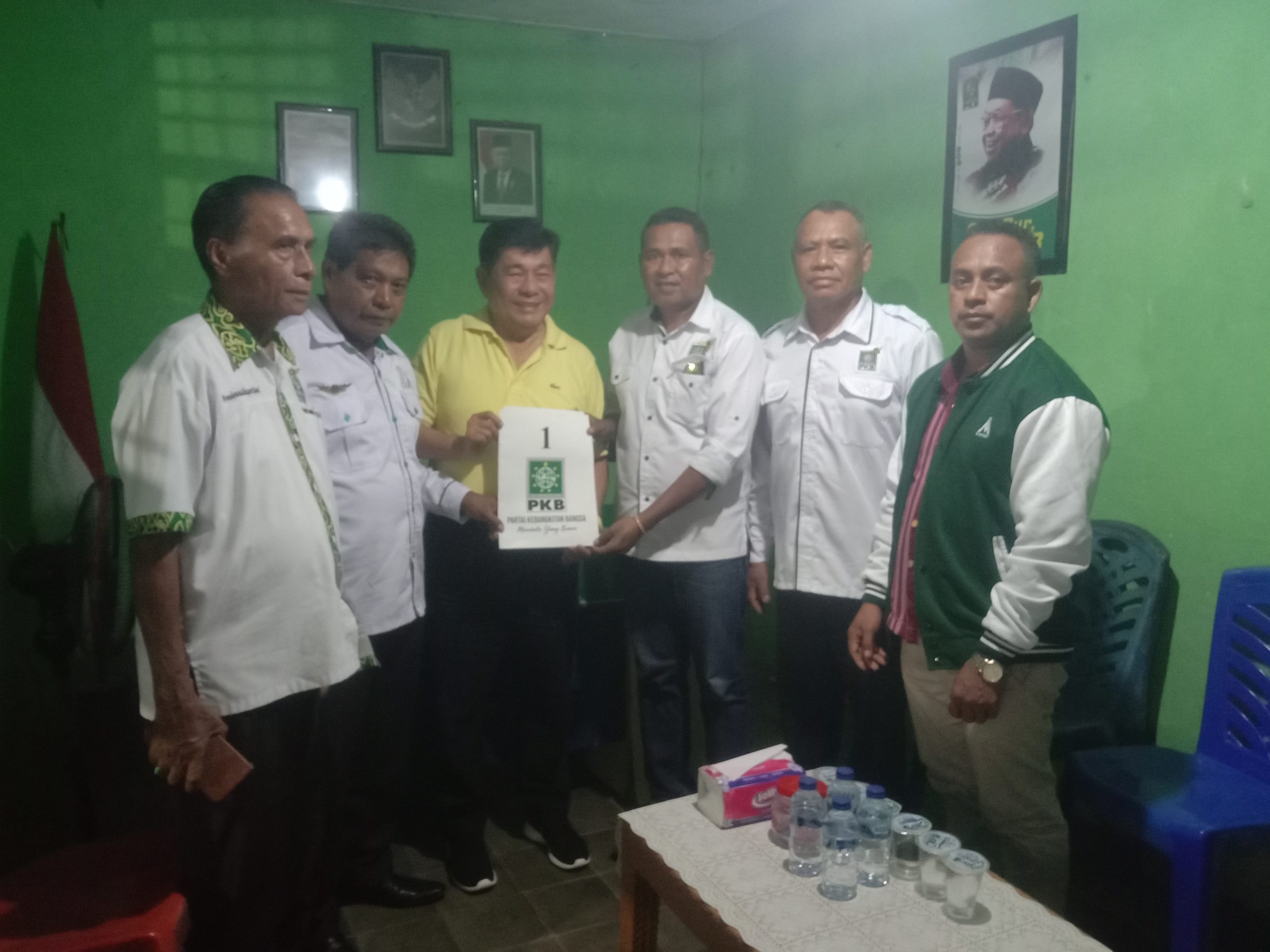 Bakal Calon Bupati Kupang, Jerry Manafe (baju kuning) bersama pengurus DPC PKB Kabupaten Kupang. Foto : SK/JN